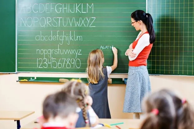 Ile zarabia nauczyciel w Hiszpanii? Zaskakujące wynagrodzenia i fakty