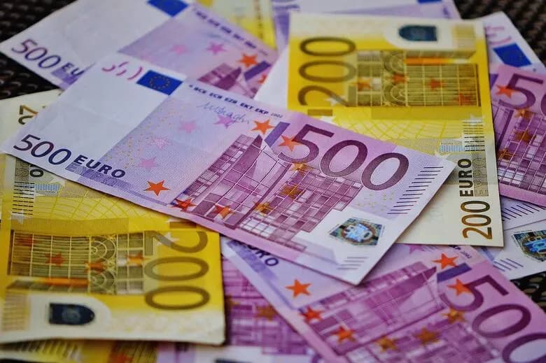 W jakich krajach jest waluta euro? Odkryj zaskakujące miejsca!