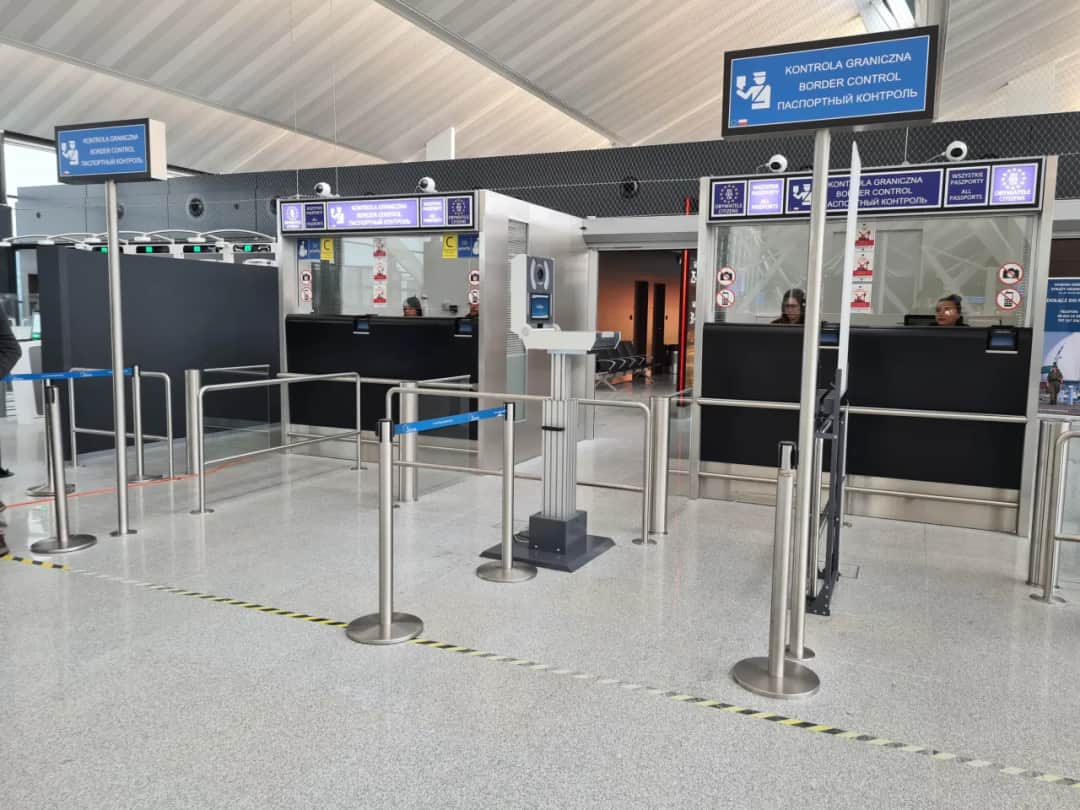 Czy trzeba ściągać obrączkę na lotnisku? Ważne informacje dla podróżnych