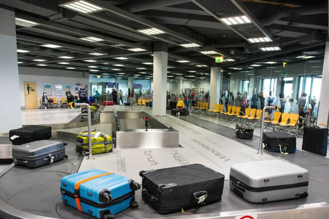 Ile zarabia bagażowy na lotnisku? Zaskakujące fakty o wynagrodzeniach