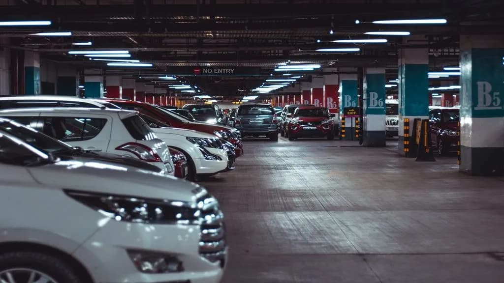 Ile kosztuje parking lotnisko Poznań? Cennik i porady dotyczące wyboru